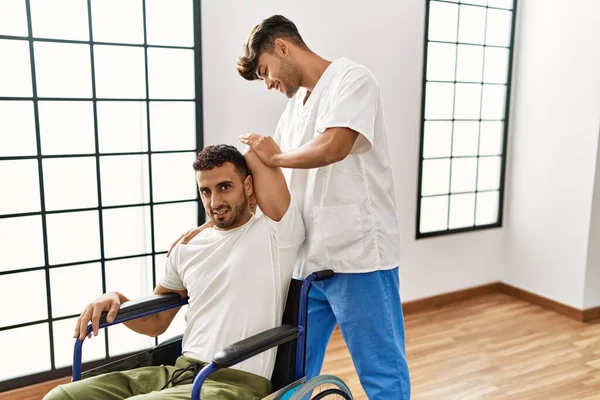 Zwei Hispanische Männer Physiotherapeut Und Patient Rollstuhl Bei Reha Sitzung — Stockfoto