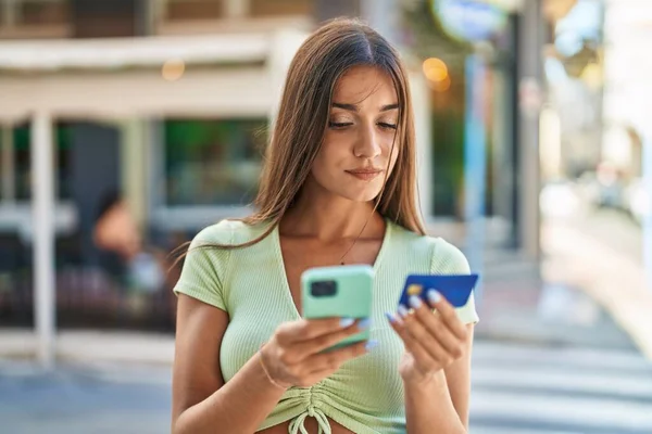 Ung Vacker Latinamerikansk Kvinna Använder Smartphone Och Kreditkort Med Allvarliga — Stockfoto