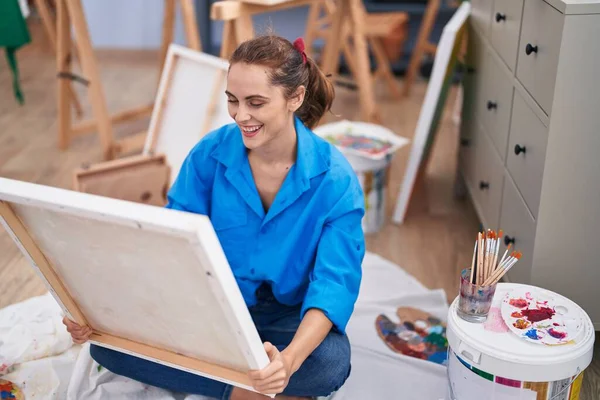 Giovane Artista Donna Guardando Disegnare Seduto Sul Pavimento Studio Arte — Foto Stock