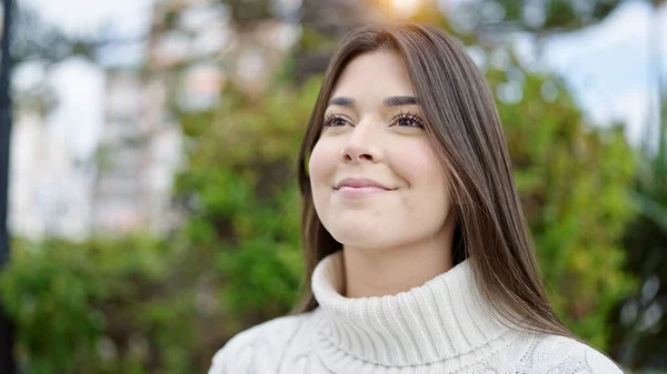 Jovem Bela Mulher Hispânica Sorrindo Confiante Olhando Para Céu Parque — Fotografia de Stock