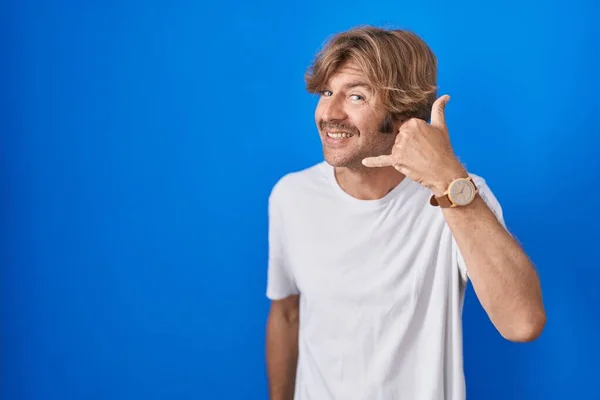 Homem Meia Idade Sobre Fundo Azul Sorrindo Fazendo Gesto Telefone — Fotografia de Stock