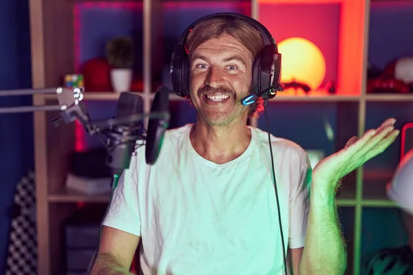 Bıyıklı Video Oyunu Oynayan Kulaklık Takan Başarıyı Mutlu Bir Gülümsemeyle — Stok fotoğraf