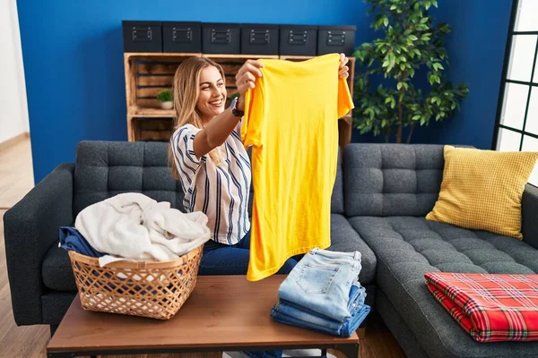 Jong Blond Vrouw Glimlachen Zelfverzekerd Doen Wasgoed Thuis — Stockfoto