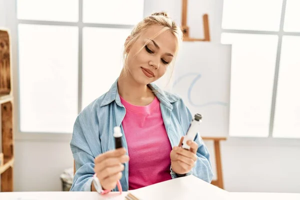 Young Caucasian Woman Artist Smiling Confident Choosing Color Pen Art — Stock Photo, Image