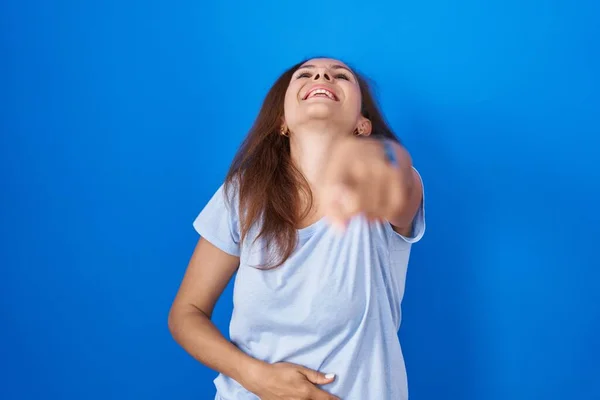 Mujer Morena Pie Sobre Fondo Azul Riéndose Señalando Con Dedo — Foto de Stock