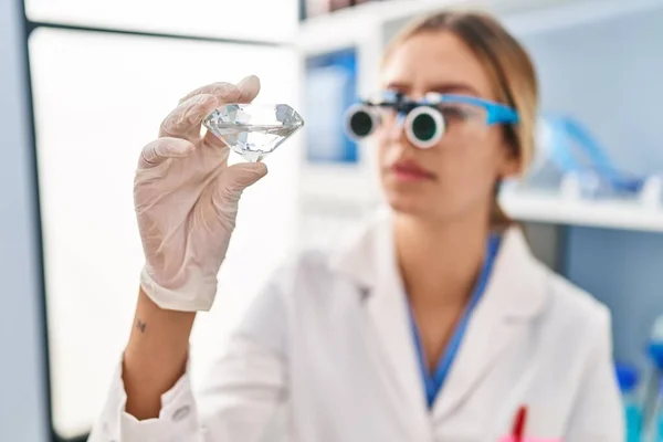 Jeune Femme Hispanique Scientifique Recherche Diamant Avec Des Lunettes Zoom — Photo