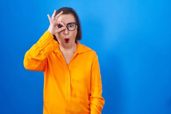 Mulher Hispânica Meia Idade Usando Óculos Sobre Fundo Azul Fazendo — Fotografia de Stock