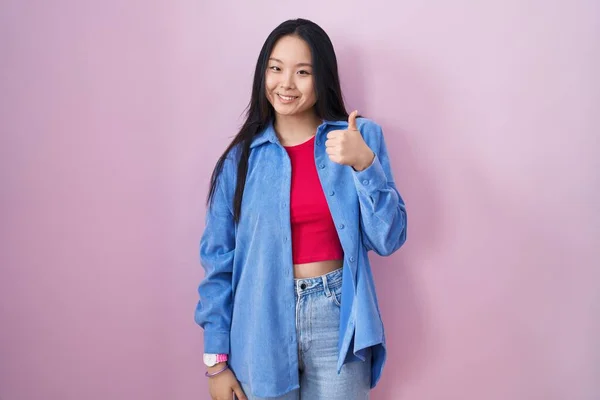 Jovem Mulher Asiática Sobre Fundo Rosa Fazendo Polegares Felizes Até — Fotografia de Stock