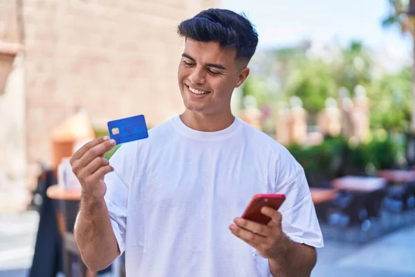 Jovem Hispânico Usando Smartphone Cartão Crédito Rua — Fotografia de Stock