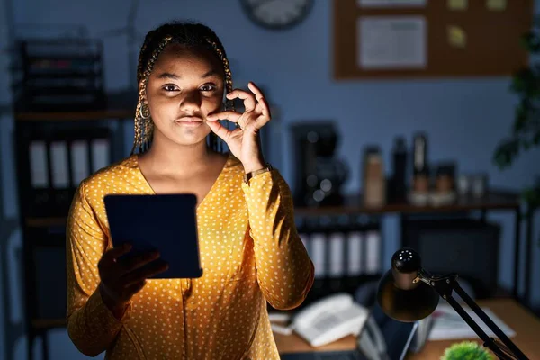 Африканская Американка Косичками Работающая Офисе Ночам Планшетным Ртом Закрытыми Губами — стоковое фото