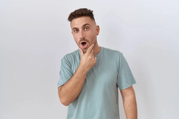 Hispanic Man Beard Standing White Background Looking Fascinated Disbelief Surprise — Fotografia de Stock