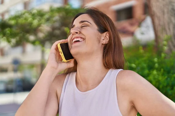 Jonge Vrouw Lacht Zelfverzekerd Praten Smartphone Het Park — Stockfoto