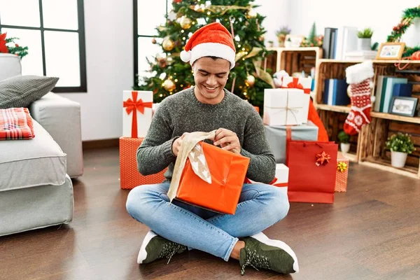 Evde Noel Ağacının Yanında Oturan Spanyol Bir Adam Hediye Paketini — Stok fotoğraf