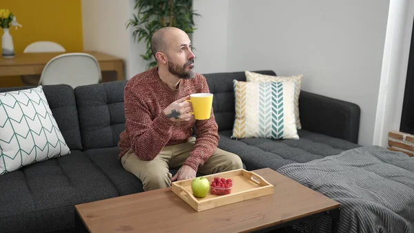 Junger Mann Mit Glatze Frühstückt Hause Auf Sofa — Stockfoto