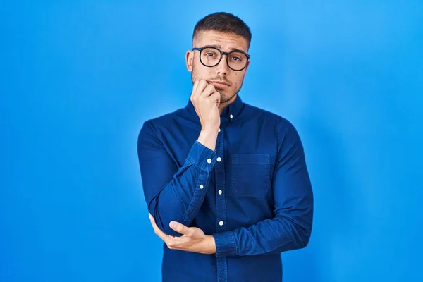 Jeune Homme Hispanique Portant Des Lunettes Sur Fond Bleu Avec — Photo