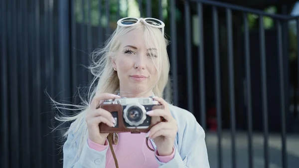 若いですブロンド女性観光客使用ヴィンテージカメラで通り — ストック写真