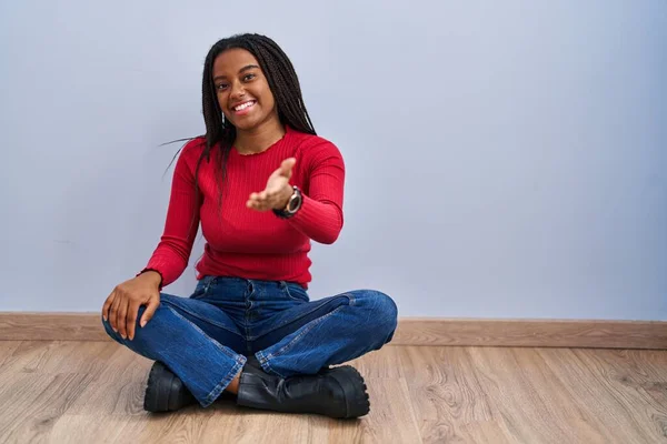 Jonge Afrikaans Amerikaanse Met Vlechten Zitten Vloer Thuis Glimlachend Vrolijk — Stockfoto
