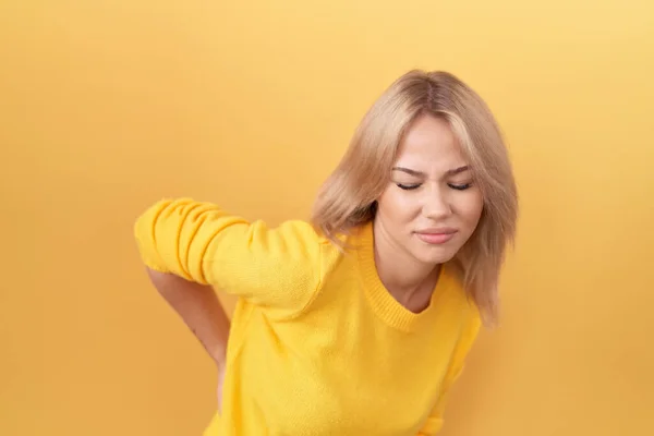 Mujer Caucásica Joven Con Suéter Amarillo Que Sufre Dolor Espalda —  Fotos de Stock