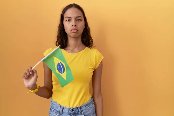 Mujer Hispana Joven Sosteniendo Bandera Brasil Escéptico Nervioso Frunciendo Ceño — Foto de Stock