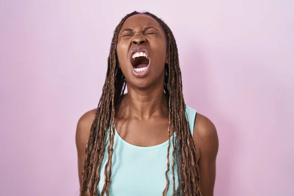 Mujer Afroamericana Pie Sobre Fondo Rosa Enojada Loca Gritando Frustrada — Foto de Stock