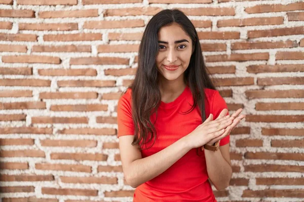 Junges Teenager Mädchen Das Über Ziegelmauer Steht Klatscht Und Applaudiert — Stockfoto