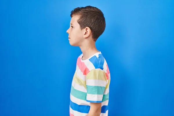 Young Caucasian Kid Standing Blue Background Looking Side Relax Profile — ストック写真
