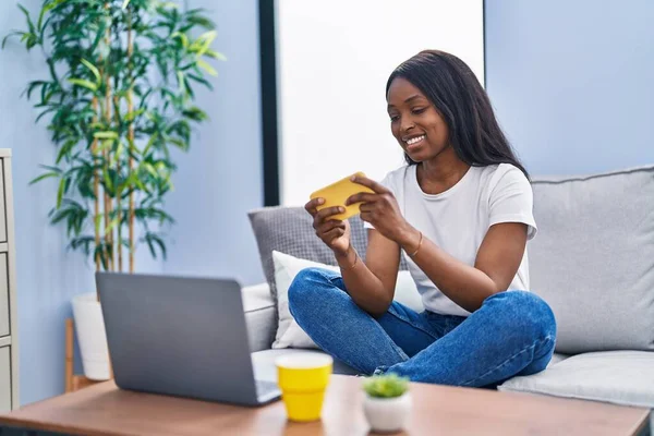 Young African American Woman Playing Video Game Sitting Sofa Home — Fotografia de Stock