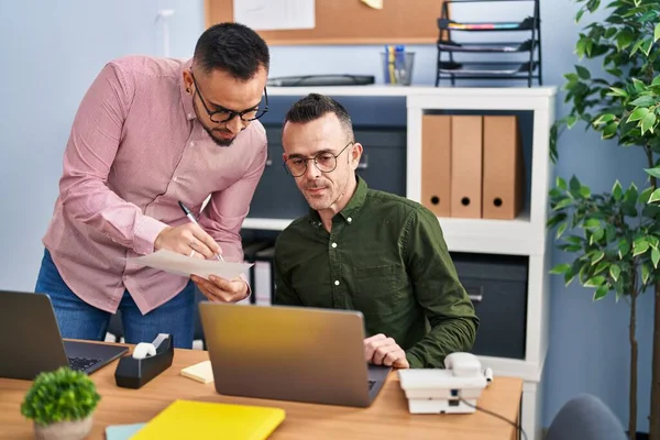 Két Férfi Üzletember Laptopot Használ Papírmunkára Irodában — Stock Fotó