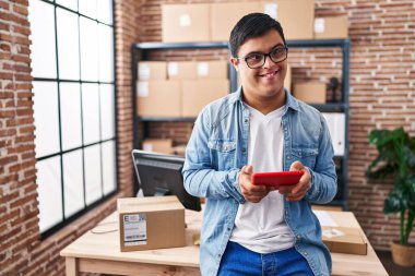 Down sendromlu adam iş adamı. Ofiste dokunmatik ped kullanıyor.