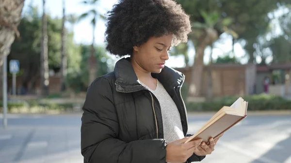 Африканська Американка Читає Книжку Вулиці — стокове фото