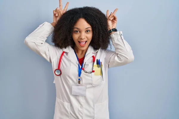 Junge Afrikanisch Amerikanische Frau Arztuniform Und Stethoskop Posiert Lustig Und — Stockfoto