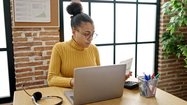 Νεαρή Αφροαμερικανίδα Επιχειρηματίας Που Διαβάζει Έγγραφα Στο Γραφείο — Φωτογραφία Αρχείου