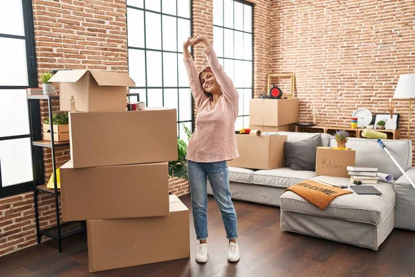 Young Caucasian Woman Smiling Confident Stretching Arms New Home — Stock Photo, Image