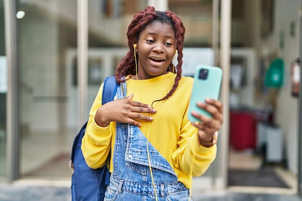非洲女人在用智能手机做视频通话时惊慌失措 张大了嘴表示惊讶和怀疑 — 图库照片