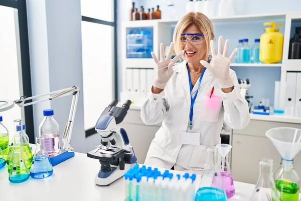 Mulher Loira Meia Idade Trabalhando Laboratório Cientistas Mostrando Apontando Para — Fotografia de Stock