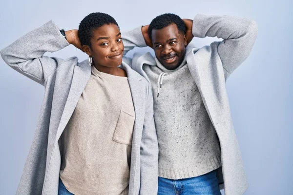 Genç Afro Amerikan Çifti Mavi Arka Planda Birlikte Durup Kollarını — Stok fotoğraf
