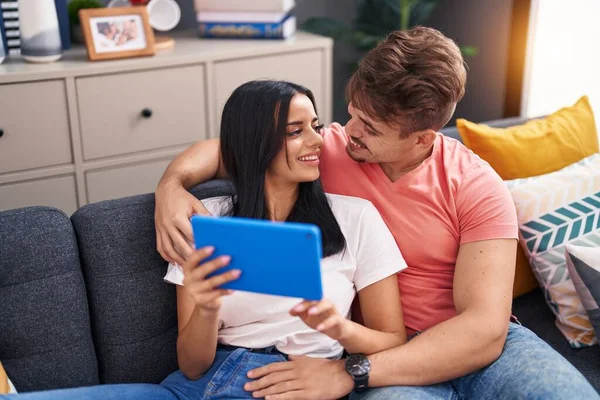 Man Woman Couple Using Touchpad Sitting Sofa Home — Stok fotoğraf