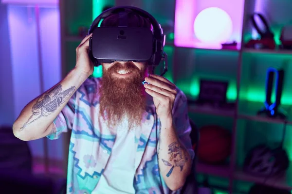 Young Redhead Man Streamer Playing Video Game Using Virtual Reality — 图库照片