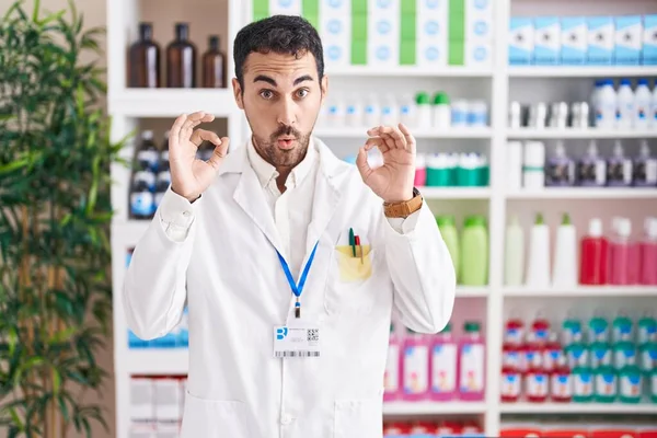 Bonito Homem Hispânico Trabalhando Farmácia Farmácia Parecendo Surpreso Chocado Fazendo — Fotografia de Stock
