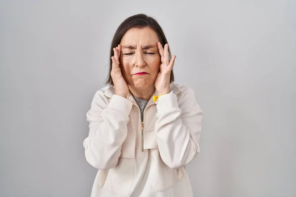 中年惊慌失措的女人手托着头站在孤独的背景上 头疼是因为压力 偏头痛 — 图库照片