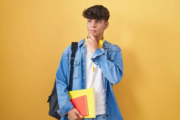 Ισπανόφωνος Έφηβος Φορώντας Σακίδιο Μαθητή Και Κρατώντας Βιβλία Σκέφτεται Ανησυχούν — Φωτογραφία Αρχείου