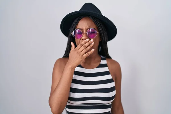 Молодой Африканский Американец Косичками Шляпе Солнечных Очках Скучает Зевая Усталый — стоковое фото