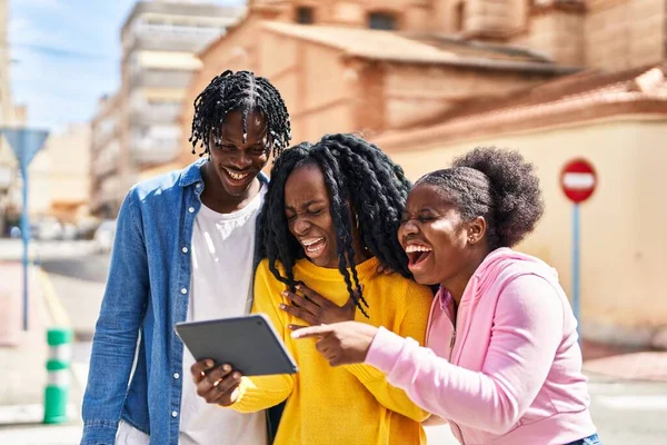 Afrikalı Amerikalı Arkadaşlar Yan Yana Durup Touchpad Video Izliyorlar — Stok fotoğraf