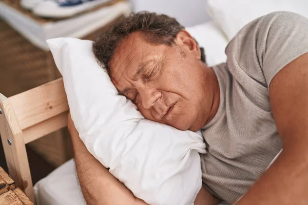 Мужчина Среднего Возраста Лежит Кровати Спит Спальне — стоковое фото
