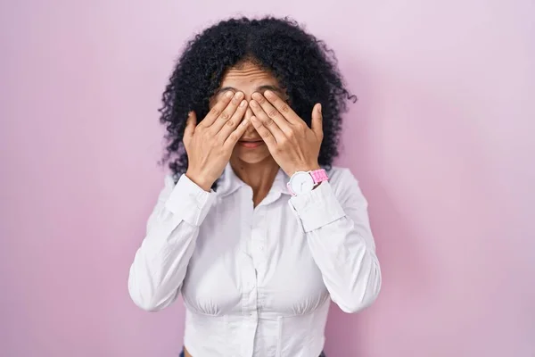 Hispanic Woman Curly Hair Standing Pink Background Rubbing Eyes Fatigue — Photo