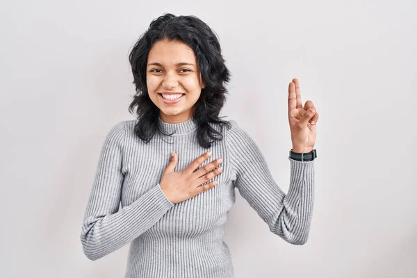 Hispanic Woman Dark Hair Standing Isolated Background Smiling Swearing Hand — Stock Photo, Image