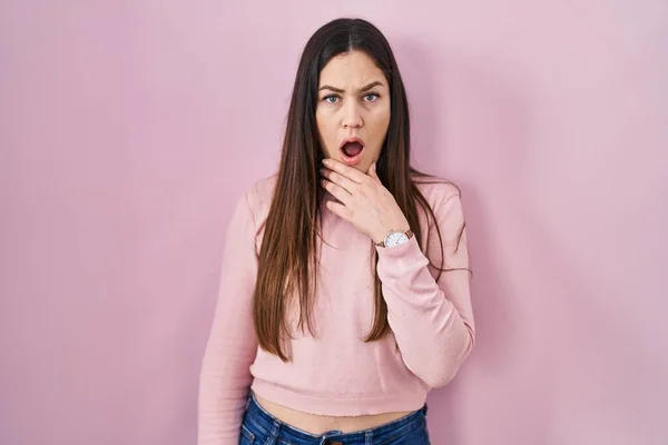 Young Brunette Woman Standing Pink Background Looking Fascinated Disbelief Surprise — Photo