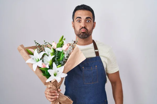 Hombre Hispano Con Barba Trabajando Como Florista Soplando Mejillas Con —  Fotos de Stock