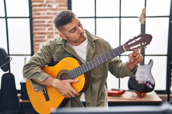 Jovem Músico Hispânico Tocando Guitarra Clássica Estúdio Música — Fotografia de Stock