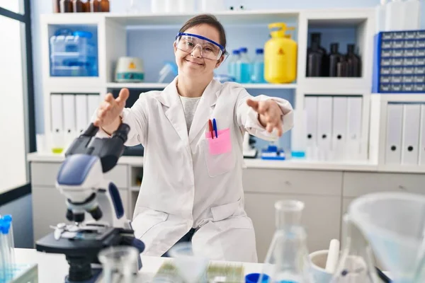증후군을 히스패닉 소녀가 과학자 실험실에서 포옹을 카메라를 있습니다 행복을 포용하는 — 스톡 사진